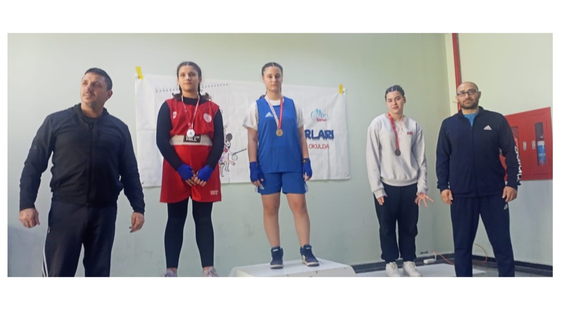 Yıldız Kız Boks Müsabakalarında Beren Biçer 70 kg da Yalova 3. sü oldu.